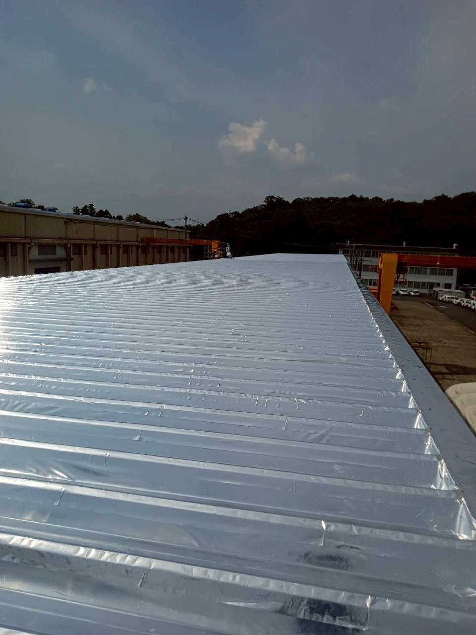 工場屋根に施されたサーモバリアの仕上がり