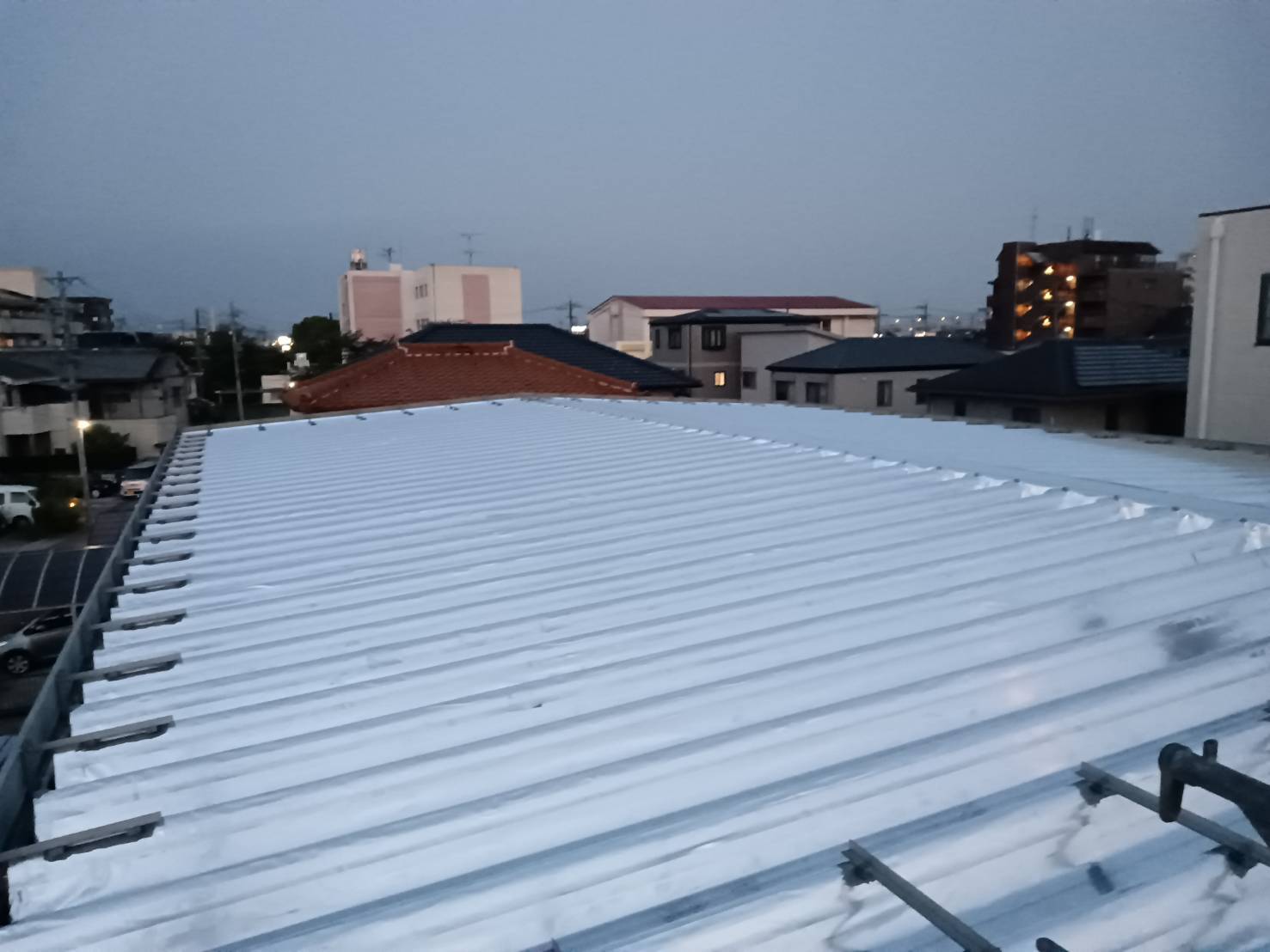 夕景に映えるサーモバリア施工後の屋根