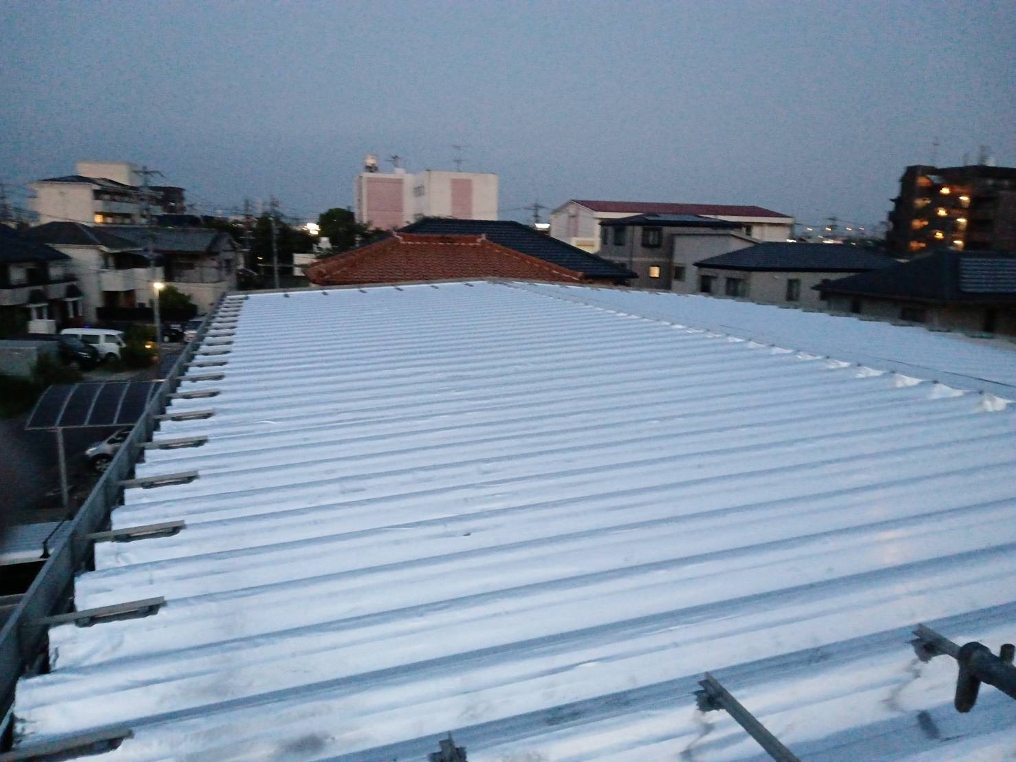 夜景に馴染むサーモバリア施工後の屋根