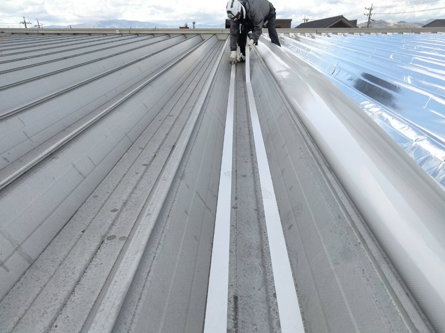 住宅屋根へのサーモバリア施工中の様子