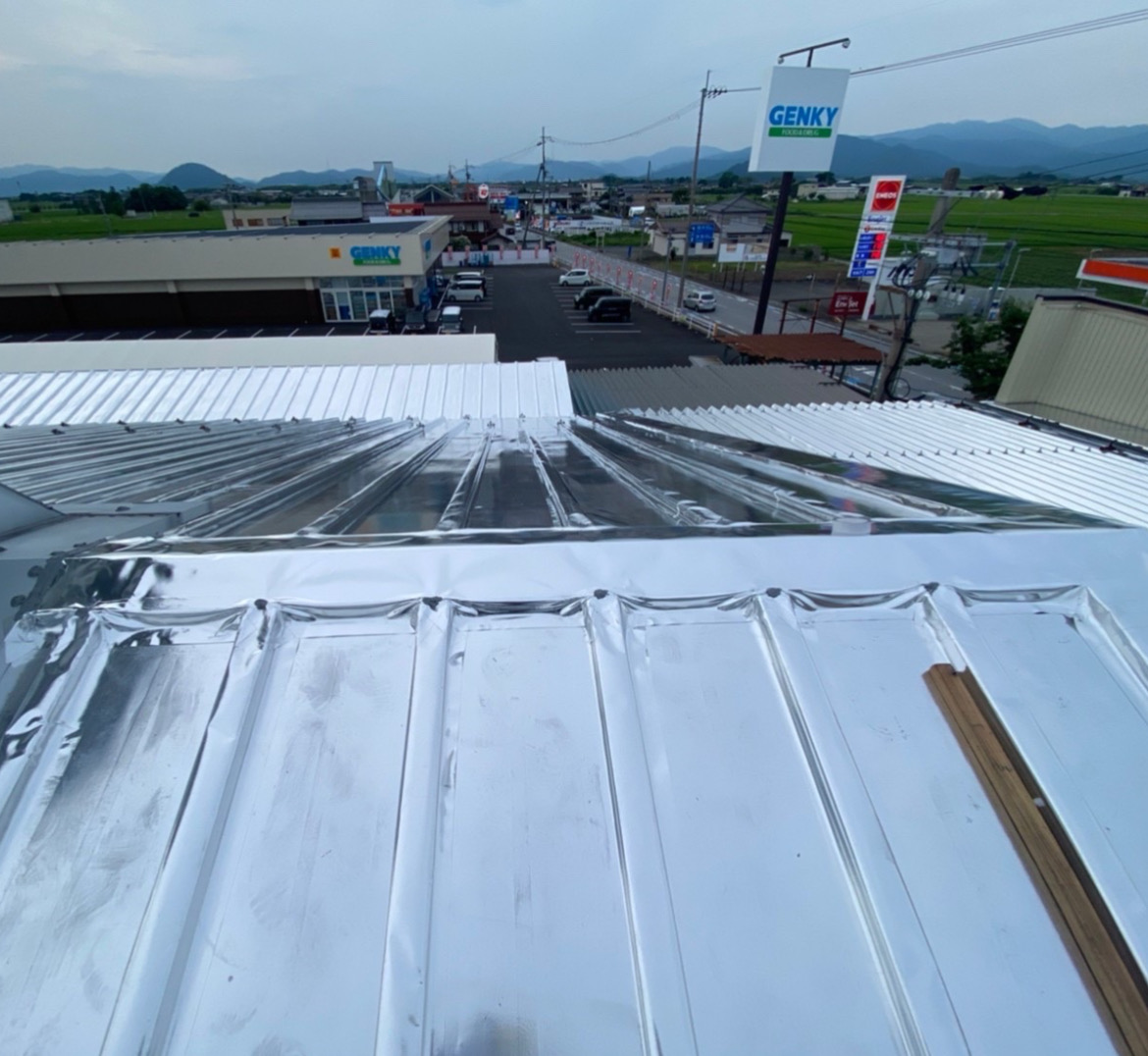 商業施設エリアを見渡すサーモバリア施工後の屋根